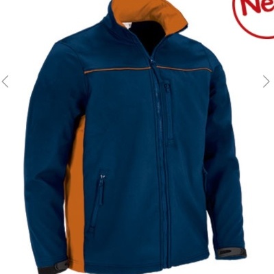 Casaco azul escuro com detalhes laranja e fecho central