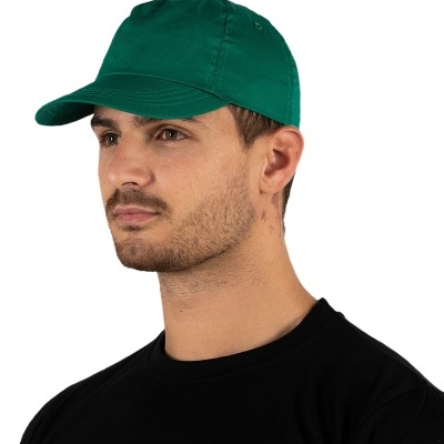 Homem com boné verde e t-shirt preta