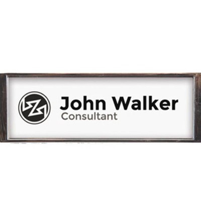 Placa retangular com nome John Walker Consultant e logotipo circular preto e branco.