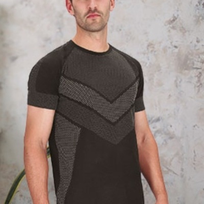 Homem com camisola desportiva preta com padrão cinza e calções pretos