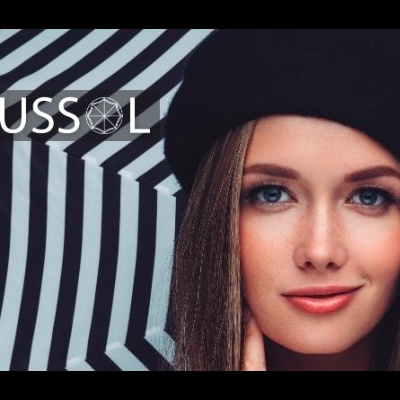 Mulher com boina preta e fundo listrado preto e branco com texto CHUSSOL