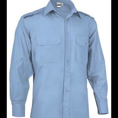 Camisa azul clara de manga comprida com bolsos abotoados e secção para alças nos ombros