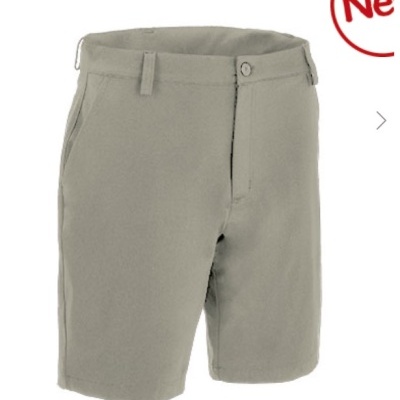 Calções cinza claro com fecho e botão frontal