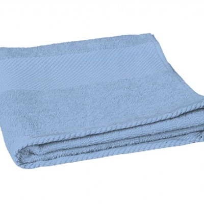 Toalha de banho azul claro dobrada com textura felpuda