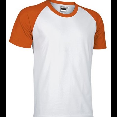 Camiseta branca com mangas laranja