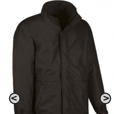 Casaco preto de manga comprida com gola alta