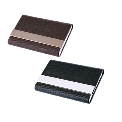 Duas carteiras retangulares texturizadas, castanha e preta, com faixas metálicas, sobre fundo branco.