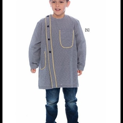 Rapaz com camisola cinzenta com botões e detalhes amarelos, calças de ganga e boné azul escuro