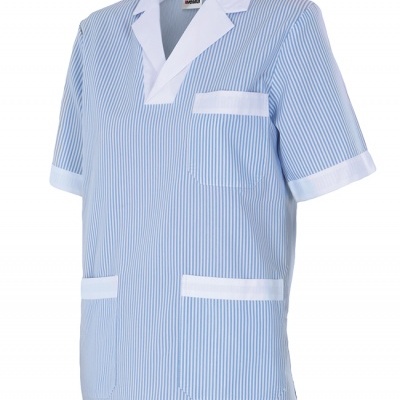 Casaco de trabalho às riscas azuis e brancas com gola branca e três bolsos.