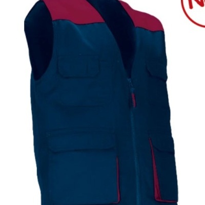 Colete azul escuro e vermelho com bolsos e fecho de correr