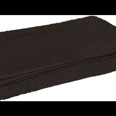 Toalha preta dobrada com textura felpuda sobre fundo branco