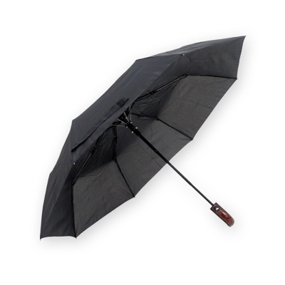 Guarda-chuva preto com estrutura metálica e cabo em madeira numa superfície branca