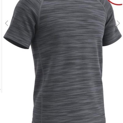 Camiseta desportiva cinzenta com padrão listrado e gola redonda