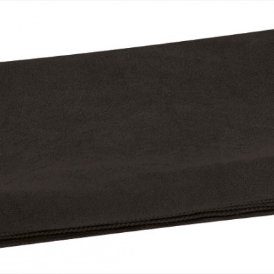 Manta preta dobrada com textura suave.