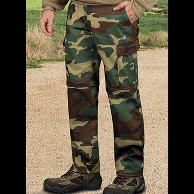 Calças camufladas em padrão militar com bolsos