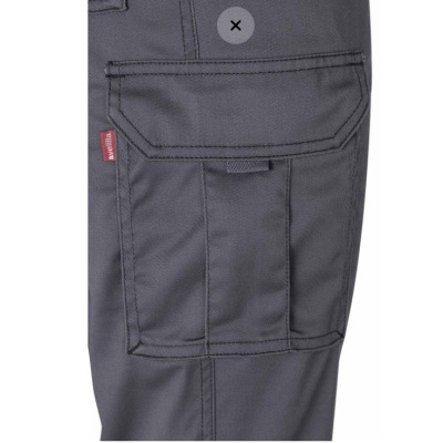 Bolso de calça cinza escuro com etiqueta vermelha e costura reforçada