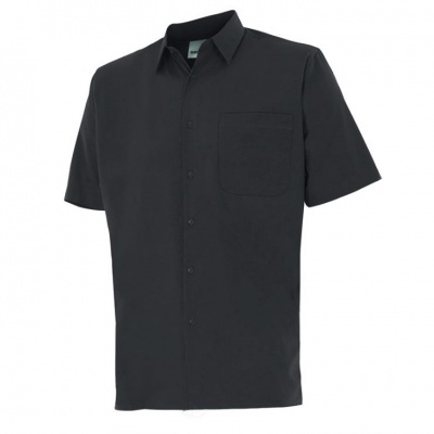 Camisa preta de manga curta com bolso no peito