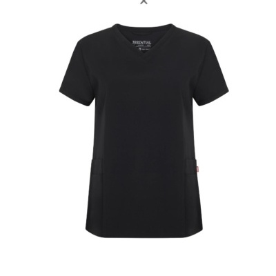 T-shirt preta de manga curta com gola em V e dois bolsos frontais
