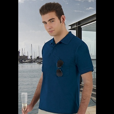 Homem com polo azul escuro e óculos de sol segurando taça perto de porto