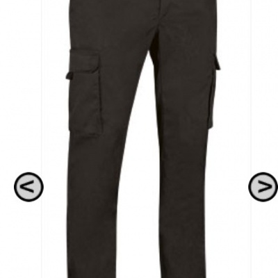 Calças cargo pretas para homem com bolsos laterais.