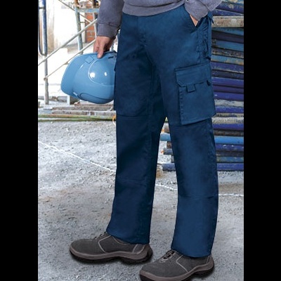 Calças de trabalho azuis escuras com bolsos laterais e capacete azul claro na mão