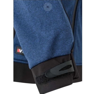 Manga de roupa azul com punho preto ajustável e etiqueta visível