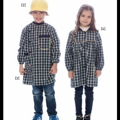 Duas crianças usando batas xadrez verde e azul e roupas casuais