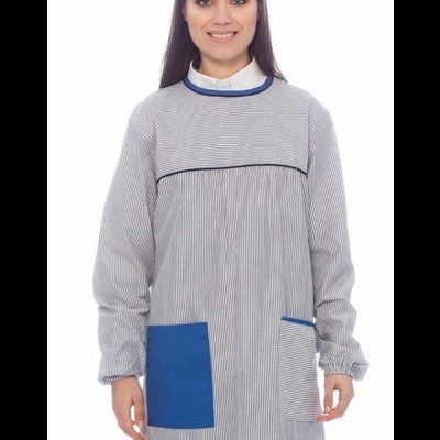 Mulher com avental riscado cinzento e azul, fundo branco.