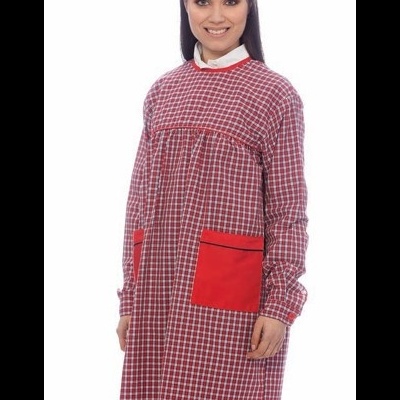 Mulher com vestido bata xadrez vermelho e branco com bolso vermelho e gola redonda vermelha.
