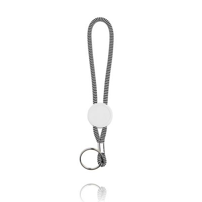 Cordão preto e branco com anel metálico e disco branco no meio