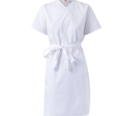 Vestido branco de manga curta com gola em V cruzada e cinto