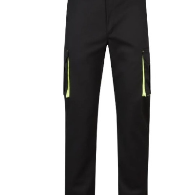 Calças pretas com bolsos cargo e fechos amarelos