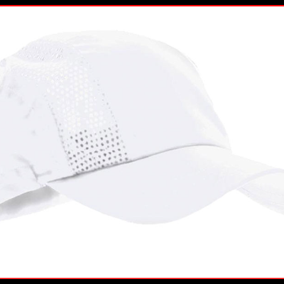 Boné branco de tecido com aba e detalhes perfurados
