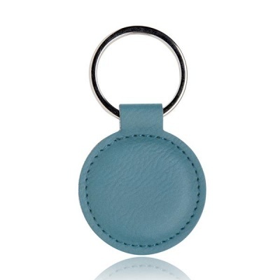 Porta-chaves redondo em couro azul claro com argola metálica