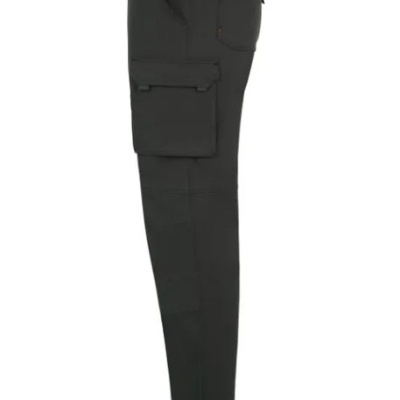 Calças cargo pretas com bolsos múltiplos em fundo branco