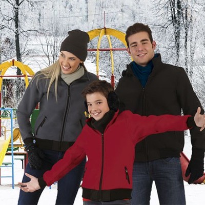 Família com casacos de inverno em parque infantil nevado