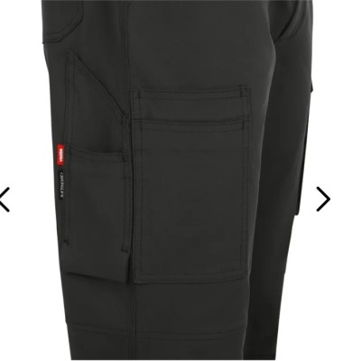 calças pretas com bolsos largos e etiquetas Snickers