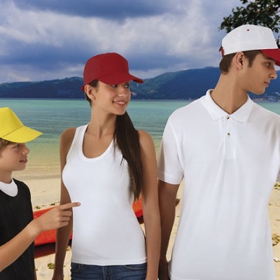 Três pessoas na praia com roupa casual colorida