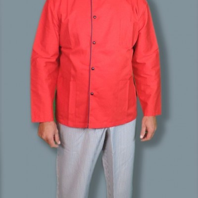 Homem com casaco de chef vermelho e calças riscadas