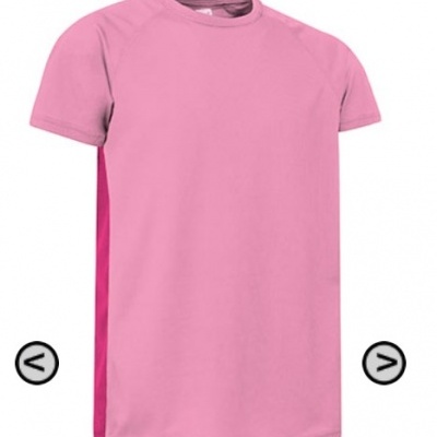 Camiseta rosa claro com detalhe rosa escuro nas laterais