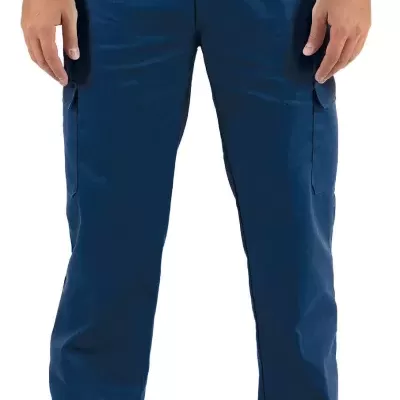 Calças azuis escuras com bolsos laterais usadas por pessoa, fundo branco