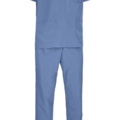 Conjunto de roupa profissional azul claro com t-shirt e calças