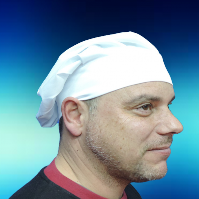 Homem de perfil com lenço branco na cabeça