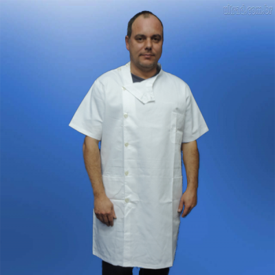 Homem com bata branca de trabalho e calças pretas em fundo azul