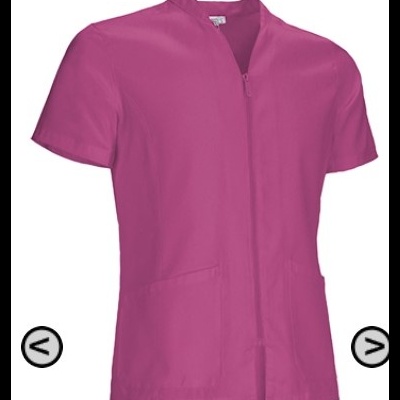 Casaco feminino rosa com fecho de correr e bolsos