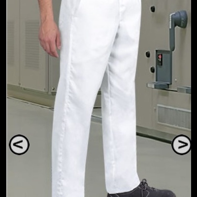 Calças brancas de trabalho com cós elástico usadas em ambiente industrial