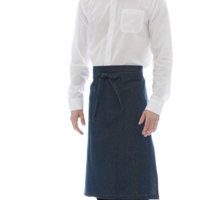 Homem com camisa branca, avental denim azul e boina azul