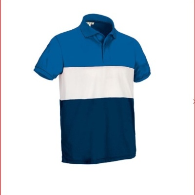 Polo azul com faixa branca e azul escuro ao centro