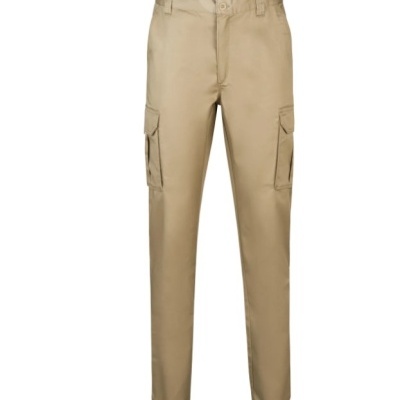 Calças cargo bege isoladas em fundo branco