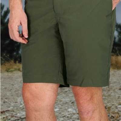 Calções masculinos verdes em tecido liso com bolsos laterais